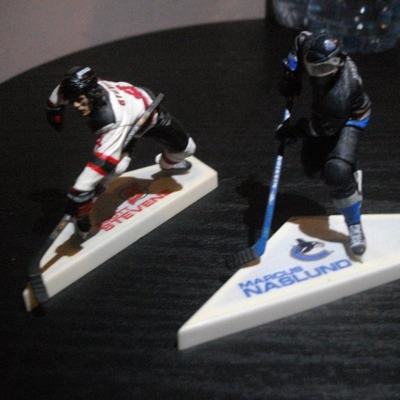 Hockey Action Figures Set - Black and White - Picture 1 of 2